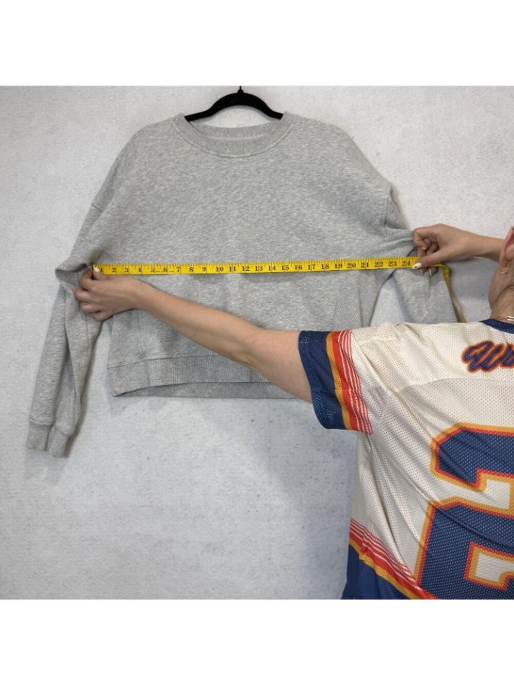 Vuori Sweatshirt Women M Gray Crewneck Pullover Relaxed Fit Cropped Knit Top - Picture 3 of 4